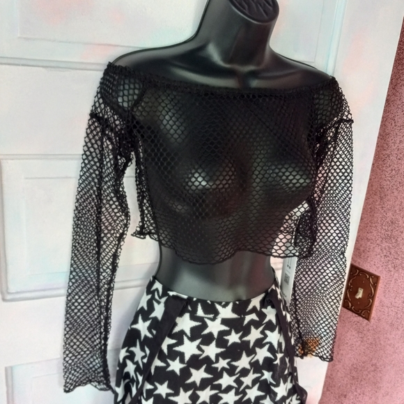 ❣️Off shoulder fishnet crop top! Versitile goth wear Looks great w/ MANY items - Picture 4 of 5